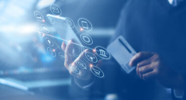 Homme d'affaires avec smartphone mobile et carte de crédit en main